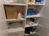 un petit placard contenant beaucoup d'objets