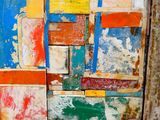 une photo d'un tableau coloré accroché au mur
