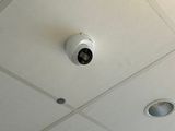 deux caméras fixées au plafond d'une pièce