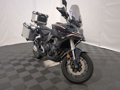 une photo d'une moto garée sur un sol à damier