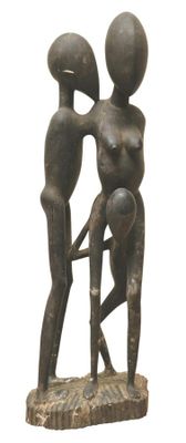 statue représentant deux personnes se tenant la main sur fond blanc