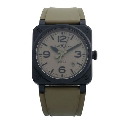 une image d'un gros plan d'une montre-bracelet sur un fond blanc