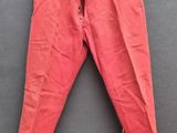 un pantalon rouge suspendu à une corde à linge