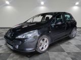la photo d'une voiture noire garée dans un garage