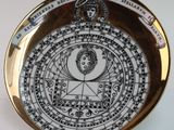 une assiette sur laquelle est représenté un cadran solaire
