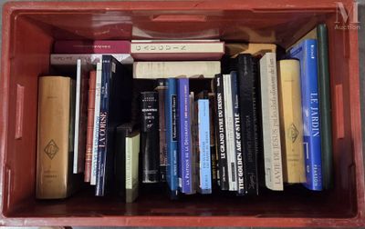 une boîte rouge contenant tout un tas de livres