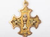 une image représentant une croix en or ornée d'un diamant au centre