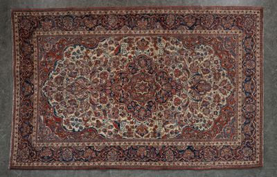 un tapis persan ancien orné d'un motif en médaillon sur fond gris