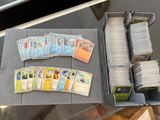 beaucoup de cartes dans une boîte posée sur la table