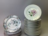 plusieurs assiettes empilées sur une table