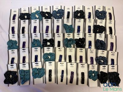 tout un tas de barrettes posées sur la table
