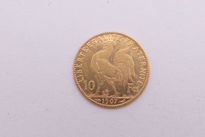 l'image d'une pièce d'or posée sur une surface blanche