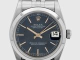 un gros plan d'une montre au cadran bleu montée sur un bracelet