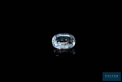 un diamant bleu sur fond noir