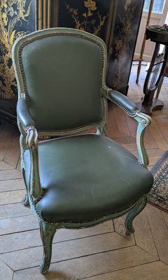 a green chair that is sitting in a room