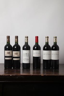 plusieurs bouteilles de vin sont alignées sur une table en bois