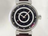 Gros plan sur une montre-bracelet ornée de diamants