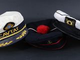 trois bonnets surmontés d'un pompon rouge