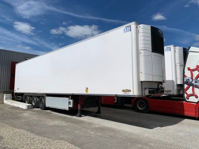 un poids lourd garé devant un immeuble