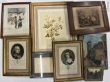 de nombreuses photos encadrées d'hommes et de femmes accrochées au mur