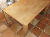 un sol carrelé dans un salon avec une table en bois et une cheminée