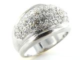 gros plan d'une bague en diamant sur une surface blanche