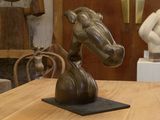 une statue de cheval posée sur une table dans une pièce
