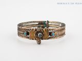 un gros plan d'un bracelet orné d'un hibou