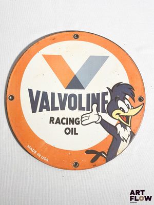une pancarte portant l'inscription « Valvoline Racing Oil » sur le côté d'un mur