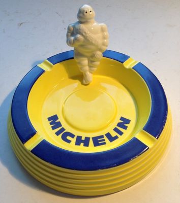 un cendrier jaune et bleu orné d'une petite figurine