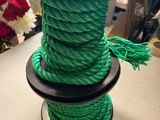 un gros plan sur une bobine de corde verte posée sur une table