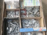 une boîte remplie d'un assortiment de vis et d'écrous
