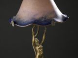 l'image d'une lampe posée sur une table