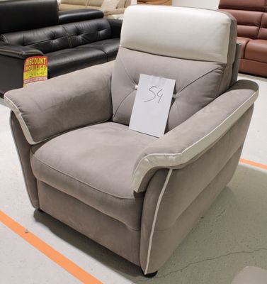 un fauteuil inclinable posé à même le sol dans un magasin