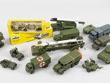 beaucoup de jouets militaires posés sur une table