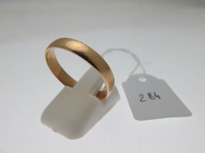 une bague en or à laquelle est attachée une étiquette de prix