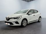 une voiture blanche dans une pièce blanche au sol noir