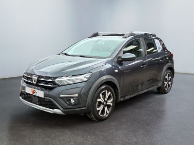 une Toyota RAV grise garée dans une pièce au sol noir