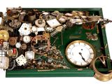 un plateau vert rempli d'objets variés posé sur une surface blanche