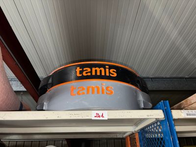 un porte-raquette sur lequel est posée une balle de tennis