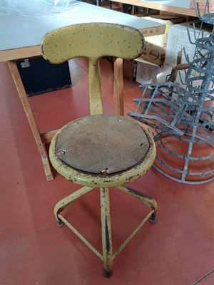 une chaise posée par terre à côté d'une table