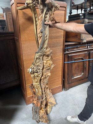 un homme debout à côté d'une croix en bois