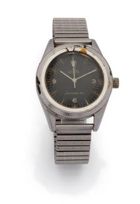 une image d'une montre-bracelet sur une surface blanche avec un fond blanc