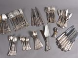 beaucoup de cuillères et de fourchettes en argent sur la table