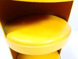un tabouret jaune surmonté d'un siège jaune