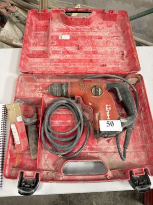 une boîte à outils rouge avec des outils sur une table