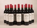 six bouteilles de vin rouge sont alignées