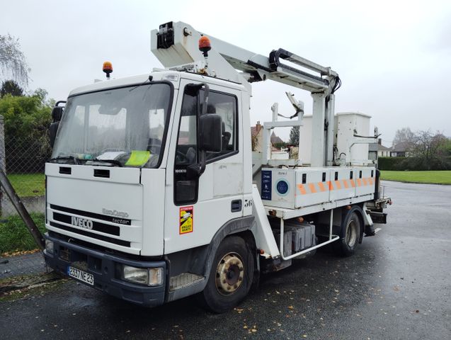 Véhicule poids lourd nacelle IVECO immatriculé 2337-NE-23, 1ère m...