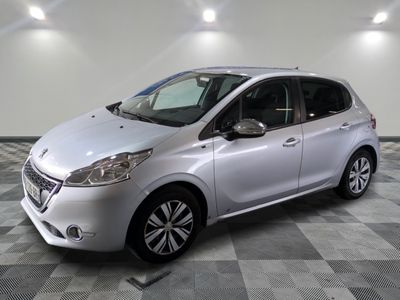 une photo d'une voiture argentée garée dans un garage