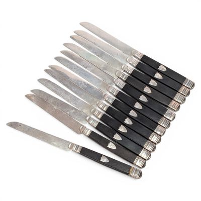 a bunch of knives that are sitting on a table